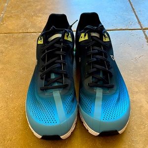 NWT On Running Men’s ombré blue running shoes size 11